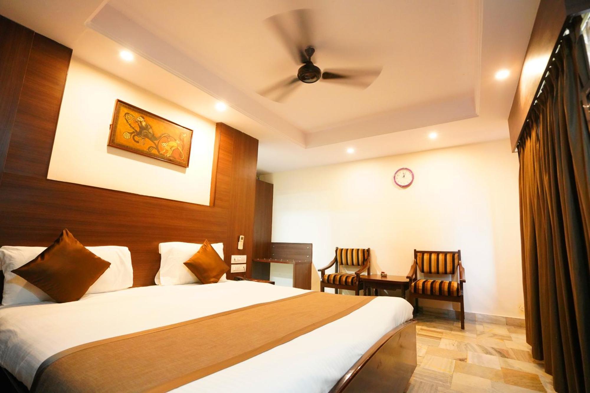 Jaya Residency Hotell Kākināda Exteriör bild