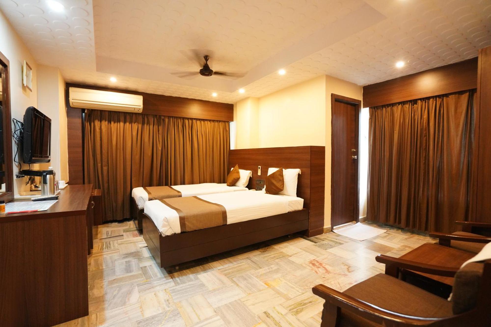 Jaya Residency Hotell Kākināda Exteriör bild
